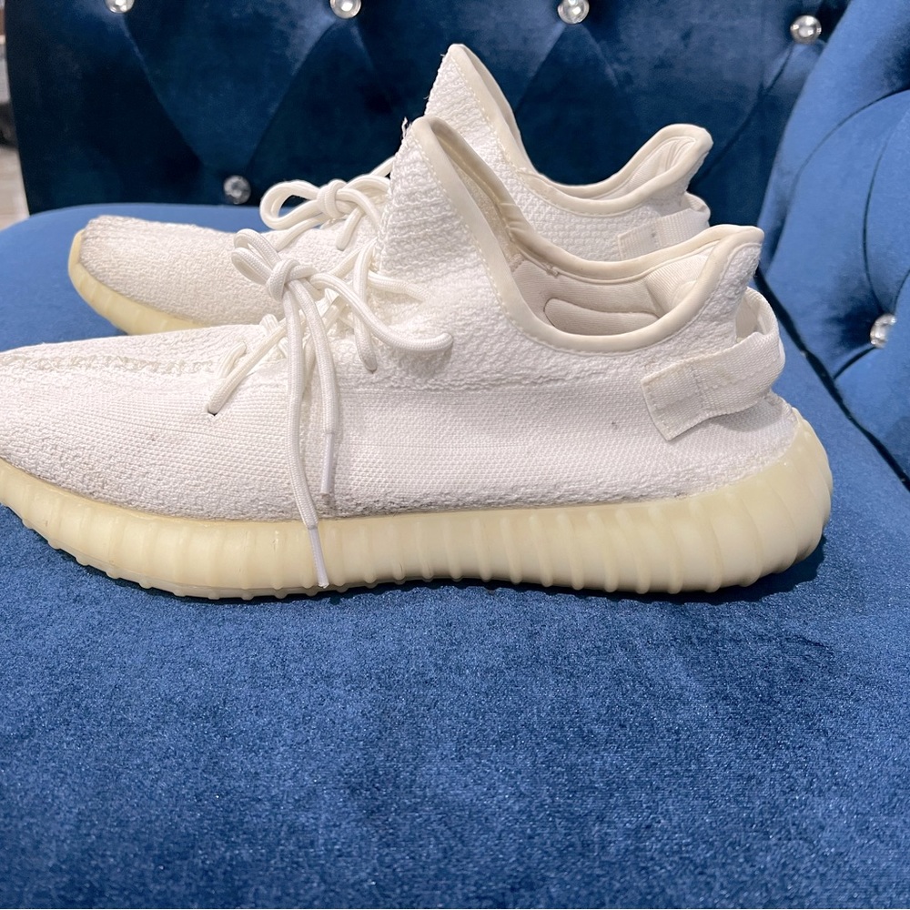 Yezzys boost 350 v2 white creme I only wore it a few times. It’s a size 11 men.
